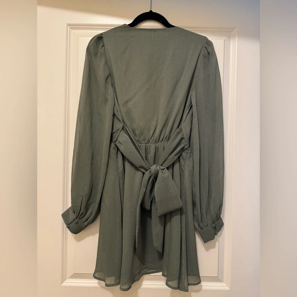 Express Green Long Sleeve Dress size small NWT - Picture 3 of 9